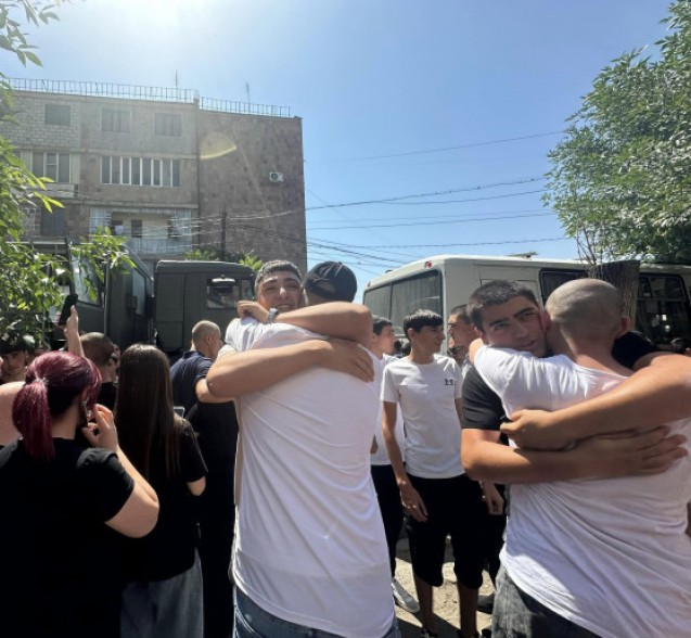 Мирной вам службы, ребята! В Армении стартовал летний призыв в армию
