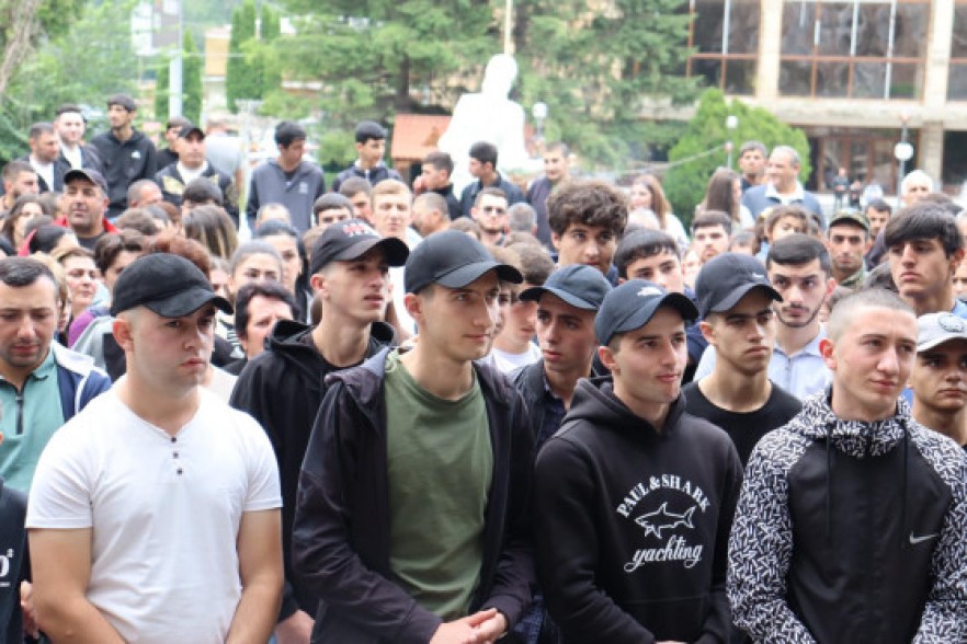 Բարի ծառայություն, տղերք. դիլիջանցի նորակոչիկները մեկնում են ծառայության. Լուսանկարներ