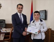 Գեղարքունիքի մարզպետը շնորհակալագիր է հանձնել ադրբեջանցուն հաղթած 16-ամյա Սիմոնին