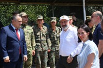 Ժաննա Անդրեասյանը պարգևատրել է բանակային խաղերի հաղթողներին