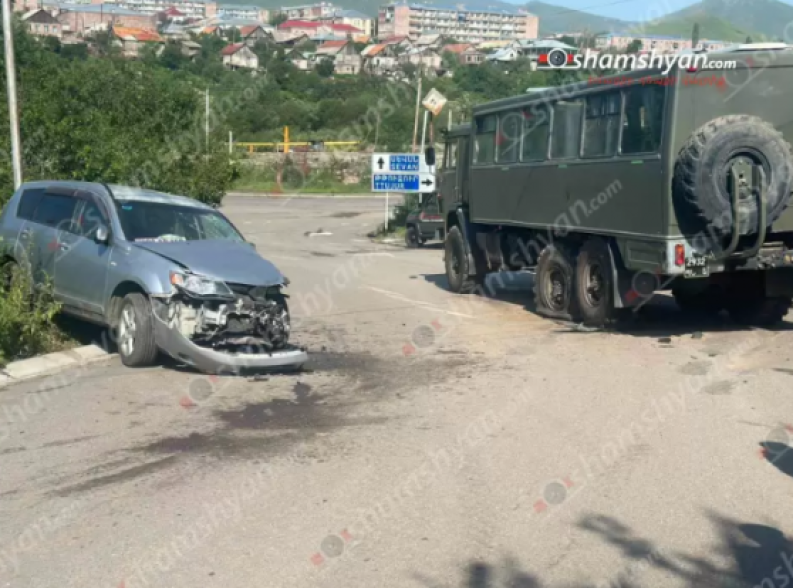 В Чамбараке столкнулись «Камаз» и «Mitsubishi outlander» сотрудников Минобороны: Контрактников доставили в госпиталь