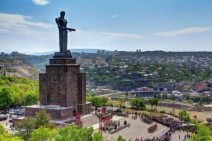 «Մայր Հայաստան» հուշարձանը՝ նոր գեղարվեստական լուսավորությամբ (Տեսանյութ)