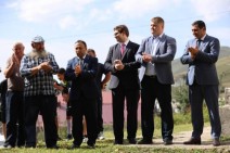 Российские дипломаты приняли участие в открытии нового футбольного поля в общине Фиолетово