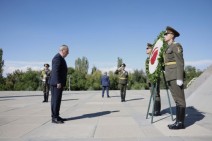 Կիպրոսի պաշտպանության նախարարը հարգանքի տուրք է մատուցել Հայոց ցեղասպանության զոհերի հիշատակին