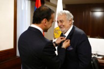 Տիգրան Ավինյանը Պլասիդո Դոմինգոյին պարգևատրել է ոսկե մեդալով