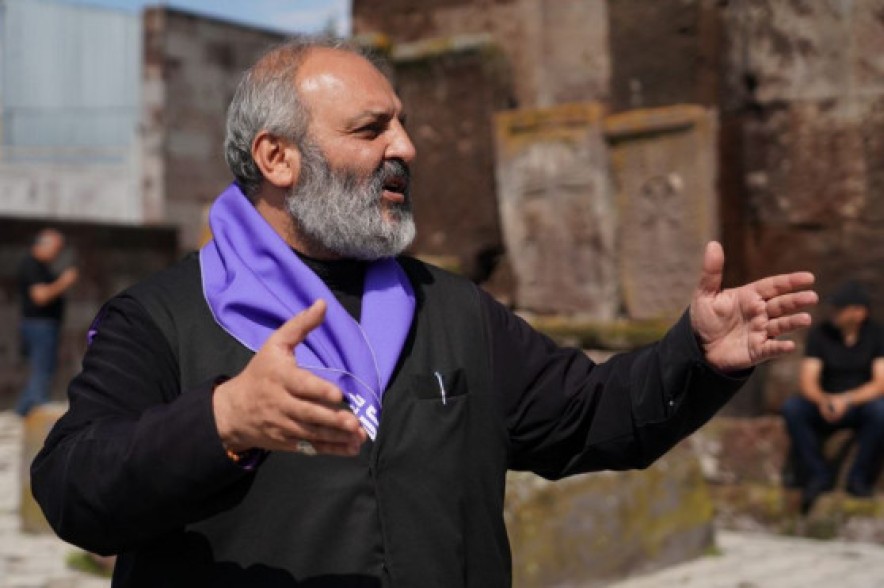 Ամոթի և խայտառակության այս օրը կարող ենք սրբել մեր ուխտով և վրեժի զգացումով․ Կոչված ենք մեր տղաներին հայրենիք ու հաղթանակ վերադարձնել․ Բագրատ Սրբազանի ուղերձը՝ Եռաբլուրից