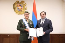 Президент Международного совета военного спорта наградил Сурена Папикяна медалью