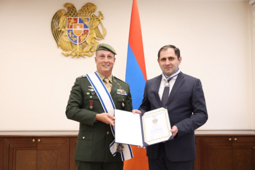 Президент Международного совета военного спорта наградил Сурена Папикяна медалью