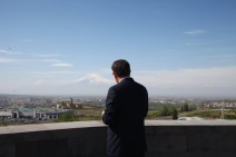 Իսկ ապօրինի սահմանազատումով հակառակորդին հանձնված ՀՀ ինքնիշխան տարածք հանդիսացող տավուշյան հողատարածքներից ի՞նչ կա. Զաքարյան