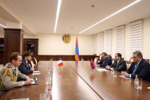 Папикян и Декотиньи обсудили вопросы повестки сотрудничества Армения-Франция в сфере обороны