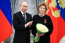 Путин вручил орден «За заслуги перед Отечеством» большому другу армянского народа Наталье Нарочницкой