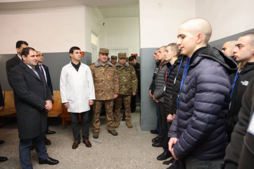 Министр обороны Армении в связи с началом зимнего призыва посетил Центральный сборный пункт Министерства обороны