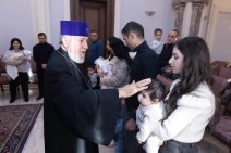 Ամենայն Հայոց Կաթողիկոսը զորակցություն  է հայտնել արցախցի ընտանիքներին (Տեսանյութ)