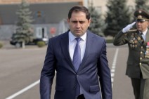 Կիսում եմ վարչապետի տեսակետը՝ պետք չէ բանակը սրբագործել. Սուրեն Պապիկյան