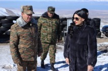 Անահիտ Մանասյանը մարտական դիրքեր է այցելել