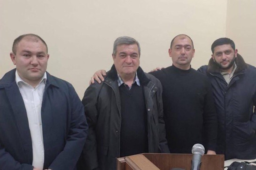 Суд отклонил ходатайство о задержании: граждане встретили освобожденного Гариба Бабаяна аплодисментами (Видео)