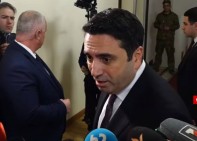 Можно было остаться и бороться, но вы ушли: Ален Симонян арцахскому журналисту (Видео)