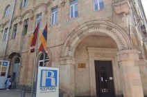«Այդ դրոշի տակ այդ մարդիկ կռվում էին, այդ դրոշը կոնկրետ հասցեատերեր ունի` և ողջերի, և՛ զոհվածների մեջ»․ Հանրային ռադիոյի նախկին տնօրենը՝ ռադիոտան մոտից Արցախի դրոշը հեռացնելու մասին