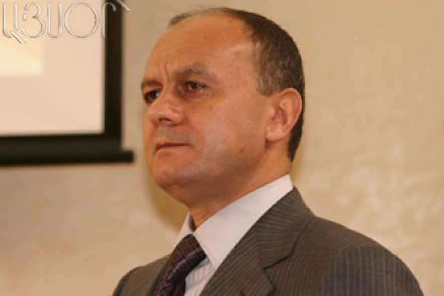 Министр обороны почтил память героя арцахской войны Н.Ваняна 